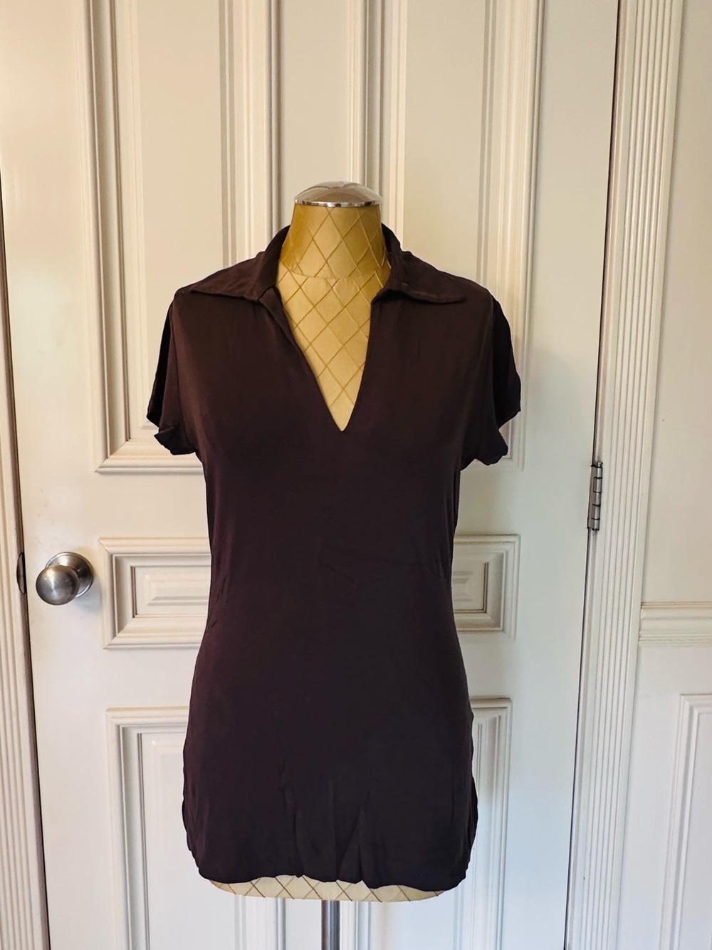 New York & Company Dark Brown Collared V-Neck Short Sleeve Top